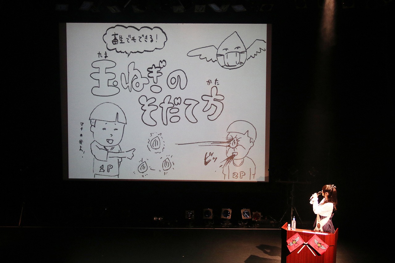 「畜生でもできる！ 玉ねぎのそだて方」を上演する上坂すみれ。