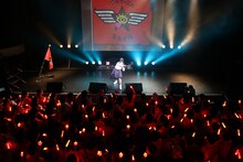 「七つの海よりキミの海」を歌う上坂すみれ。