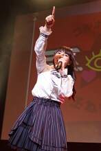 「七つの海よりキミの海」を歌う上坂すみれ。