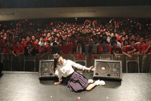 記念撮影する上坂すみれとファンクラブ会員たち。