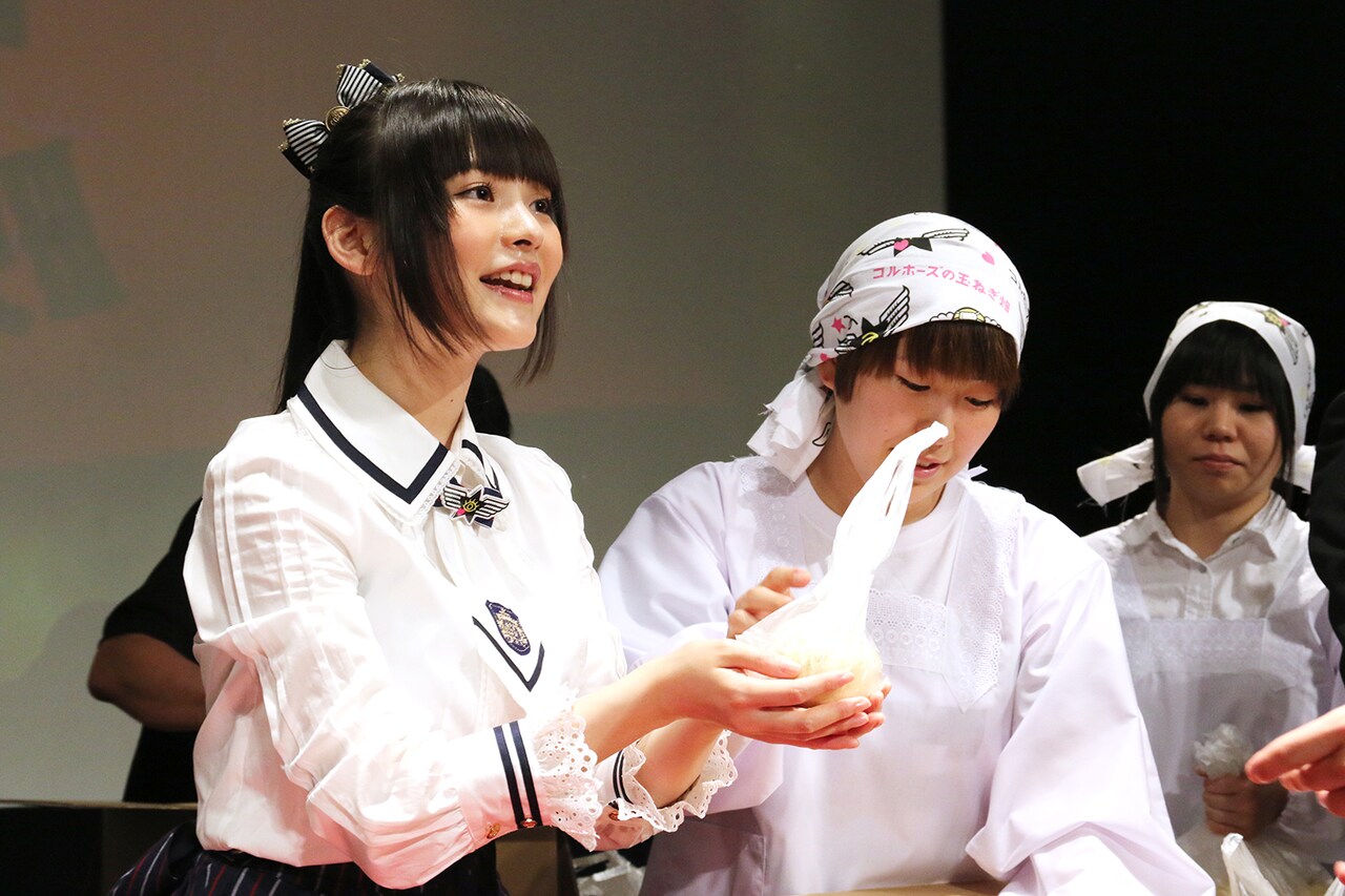 上坂すみれ「コル玉開墾式典」で屯田兵（仮）に新玉ねぎを配給す