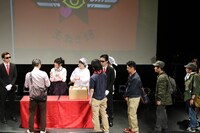 新玉ねぎを配る上坂すみれ。