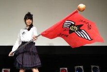 ファンクラブ旗を手にした上坂すみれ。
