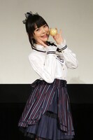 新玉ねぎを手に微笑む上坂すみれ。