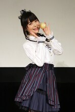 新玉ねぎを手に微笑む上坂すみれ。