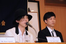 左から野田洋次郎と松永大司監督。