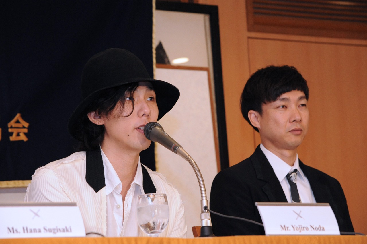左から野田洋次郎と松永大司監督。