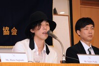 左から野田洋次郎と松永大司監督。