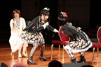 ゴリラのモノマネに興ずるpetit milady。