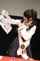 ファンクラブ特製グッズを紹介する上坂すみれ。