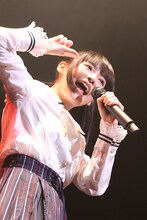 「七つの海よりキミの海」を歌う上坂すみれ。