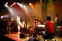 「『パラード』リリース記念ワンマンライブツアー 春篇」最終公演の様子。（撮影：栗原論）