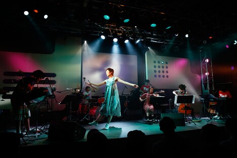 「『パラード』リリース記念ワンマンライブツアー 春篇」最終公演の様子。（撮影：栗原論）