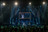 内田彩「アップルミント～Baby,Are you ready to go?」の様子。（写真提供：日本コロムビア）