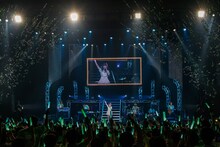 内田彩「アップルミント～Baby,Are you ready to go?」の様子。（写真提供：日本コロムビア）