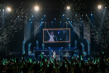 内田彩「アップルミント~Baby,Are you ready to go?」の様子。(写真提供:日本コロムビア)