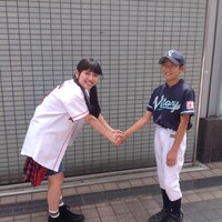 握手するれな（G）と横浜Victoryの主将。