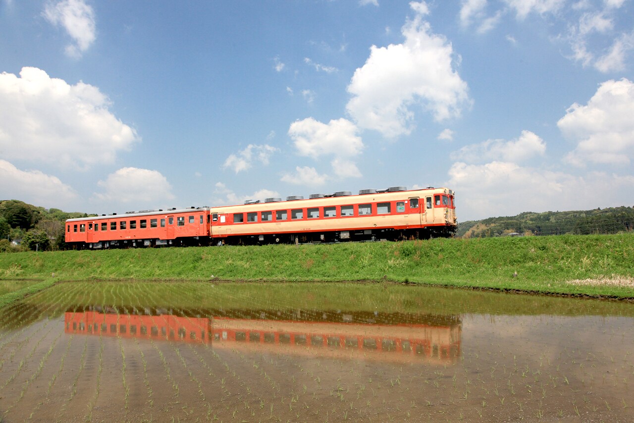 いすみ鉄道列車内で向谷実のトーク＆ライブを堪能