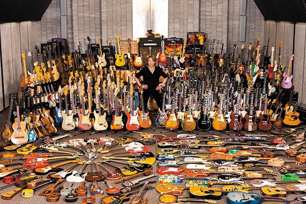 書籍「野村義男の“思わず検索したくなる”ギター・コレクション YOSHIO NOMURA GUITAR COLLECTION」より。