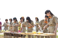 一斉に食材を焼き始めるエビ中。