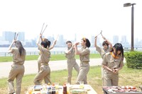 突然踊り始めた安本彩花（右から2番目）に釣られて踊り始めるメンバーと、黙々と食材を焼く廣田あいか（右端）。