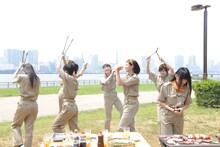 突然踊り始めた安本彩花（右から2番目）に釣られて踊り始めるメンバーと、黙々と食材を焼く廣田あいか（右端）。