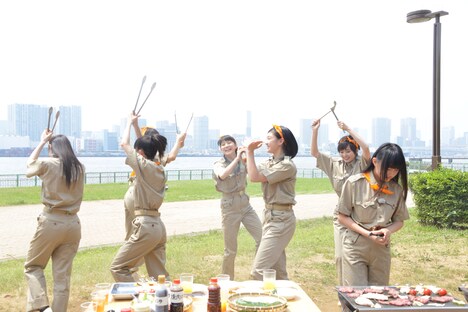 突然踊り始めた安本彩花（右から2番目）に釣られて踊り始めるメンバーと、黙々と食材を焼く廣田あいか（右端）。