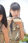 真剣な表情で肉に集中する松野莉奈。