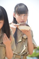 真剣な表情で肉に集中する松野莉奈。