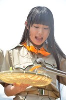 食材を次々と網の上に乗せていく廣田あいか。