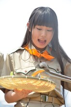 食材を次々と網の上に乗せていく廣田あいか。