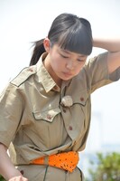 髪をまとめて本気の食事モードに入る柏木ひなた。