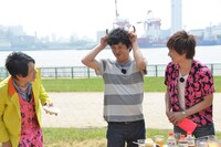 肉のおいしさをギャグで表現する流れ星・ちゅうえい（中央）。