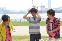 肉のおいしさをギャグで表現する流れ星・ちゅうえい（中央）。