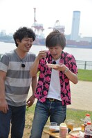 食レポに挑戦する流れ星・瀧上伸一郎（右）。