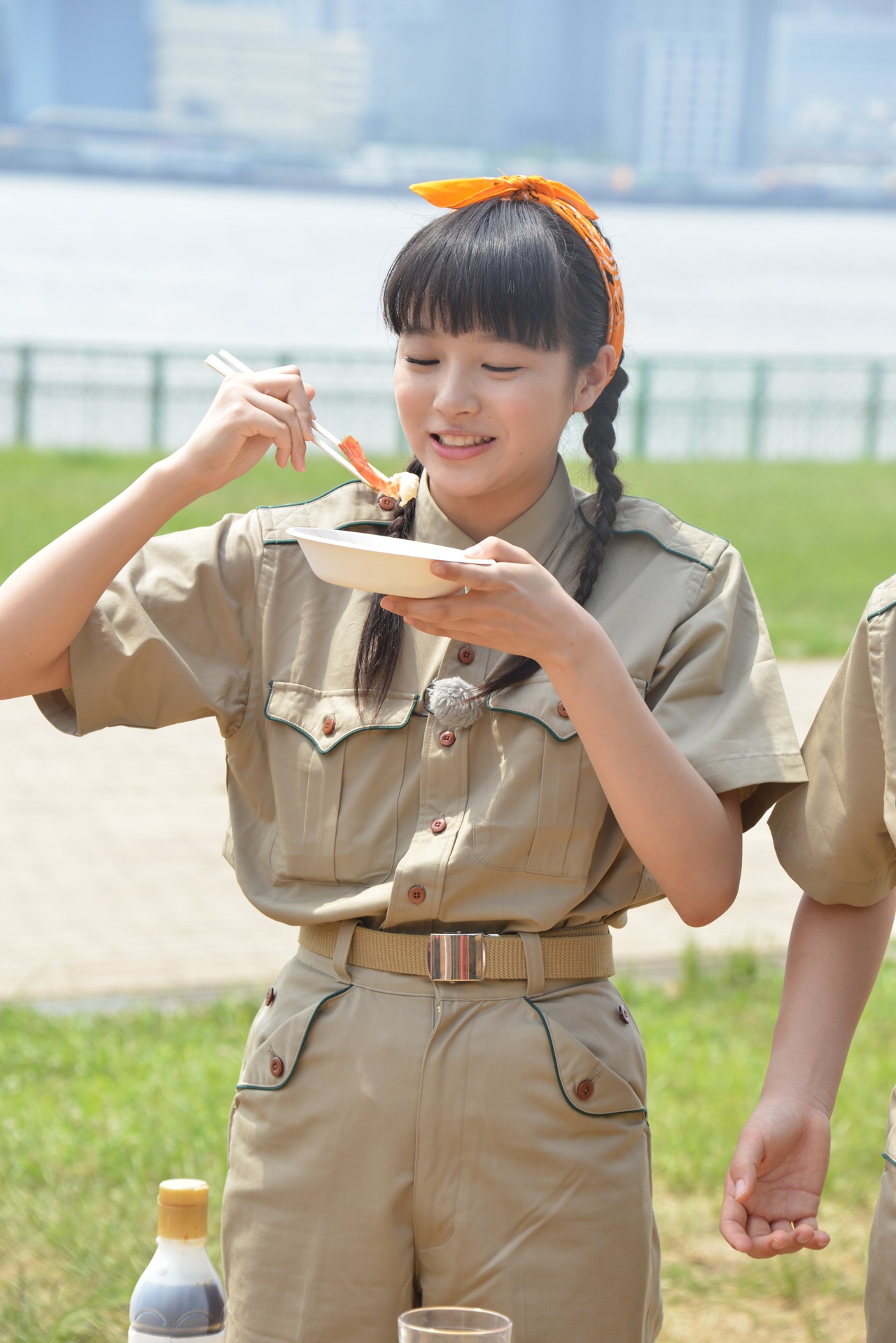 エビを食べる中山莉子。