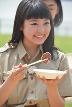 食レポに挑戦する柏木ひなた。