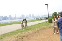 テレビカメラの画角からはみ出す安本彩花＆小林歌穂。