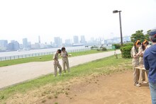 テレビカメラの画角からはみ出す安本彩花＆小林歌穂。