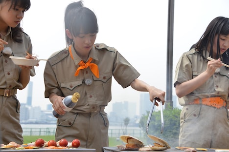 ホタテを焼く真山りか（中央）。