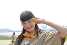 収録の合間に四葉のクローバーを見つけた松野莉奈。