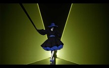 安室奈美恵「Fashionista」MVのワンシーン。