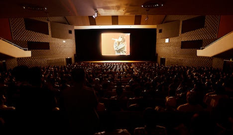リクエストランキング1位を獲得した「あの微笑みを忘れないで」の映像上映中の様子。 (撮影:達川範一)