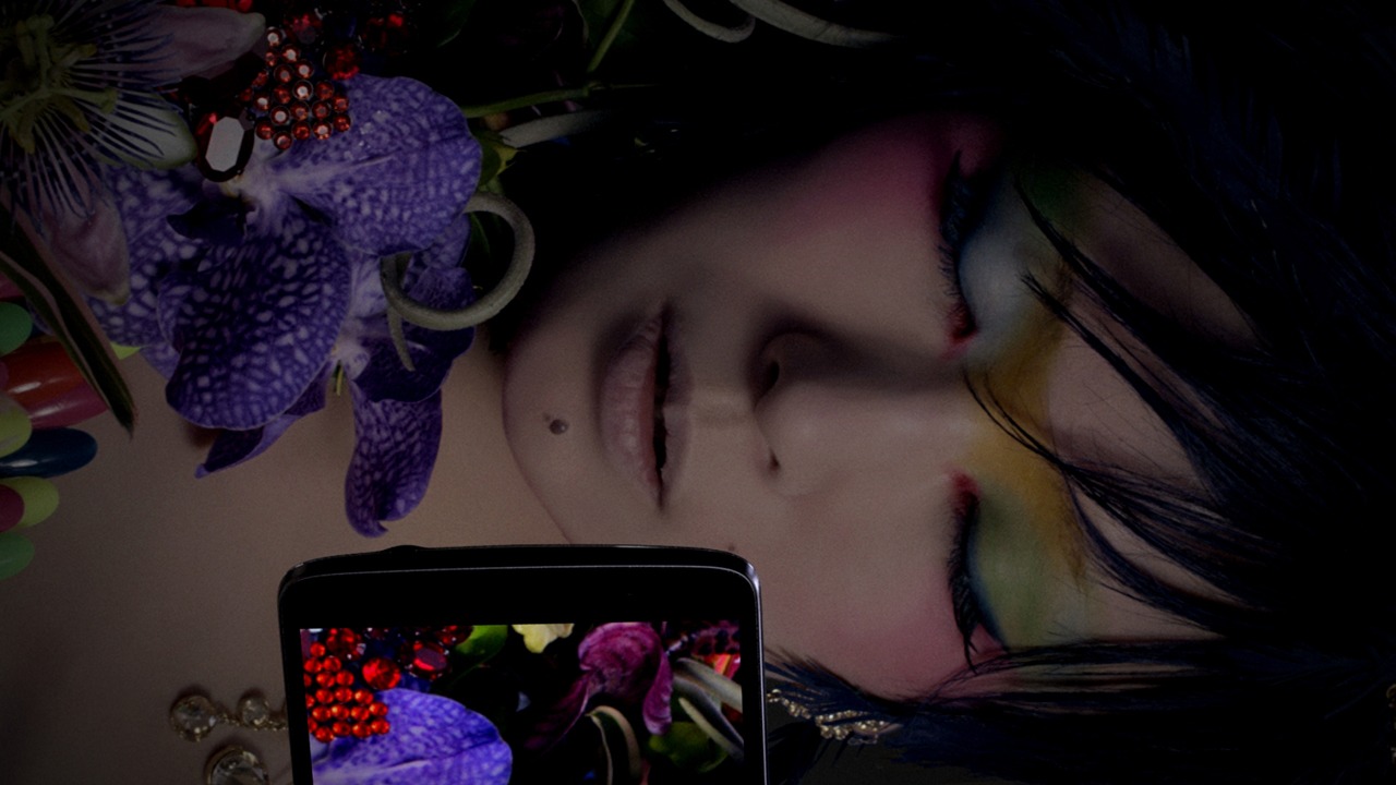 「isai vivid」のCM「横切るisai」編のワンシーン。