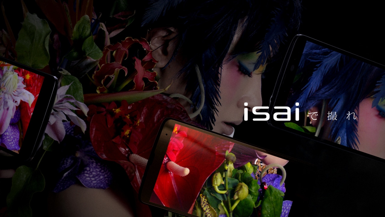 「isai vivid」のCM「横切るisai」編のワンシーン。