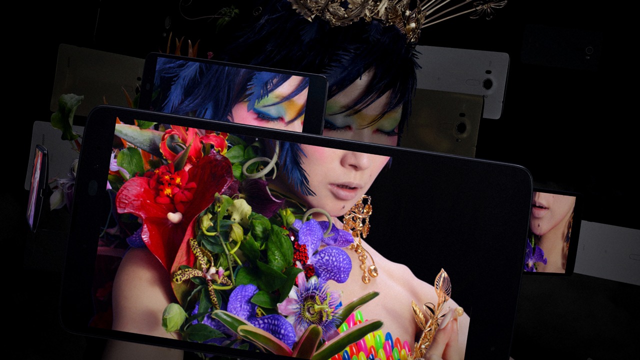 「isai vivid」のCM「横切るisai」編のワンシーン。
