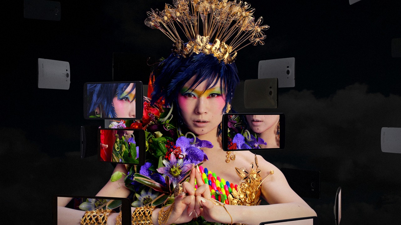 「isai vivid」のCM「横切るisai」編のワンシーン。
