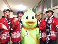 怒髪天と西荻窪のマスコットキャラクター・ハローくん。（写真提供：テイチクエンタテインメント）