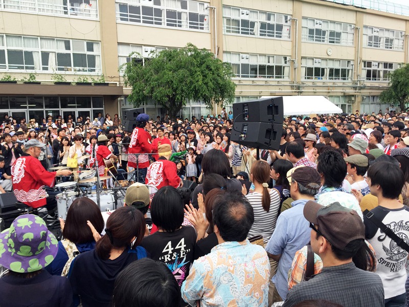 アコースティックライブの様子。（写真提供：テイチクエンタテインメント）