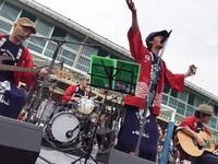 アコースティックライブでの怒髪天。（写真提供：テイチクエンタテインメント）